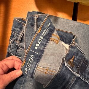 Arizona Jean Company Men's Light Blue Athletic taper Jeans